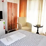 Rooster Hostel *