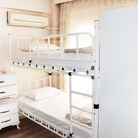 Hostal Rooster Esmirna